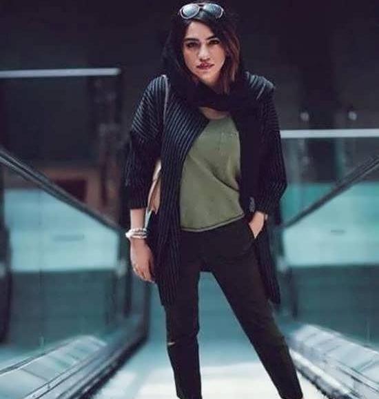 ژست عکس روی پله برقی