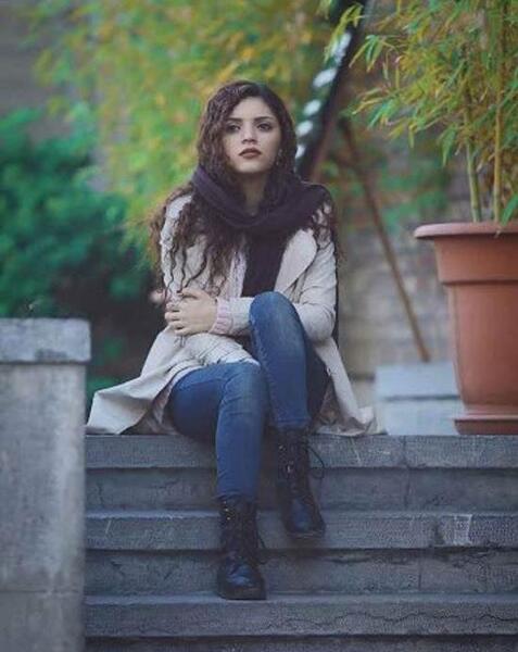 ژست عکس روی پله برقی