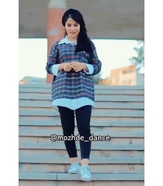 ژست عکس روی پله خانه