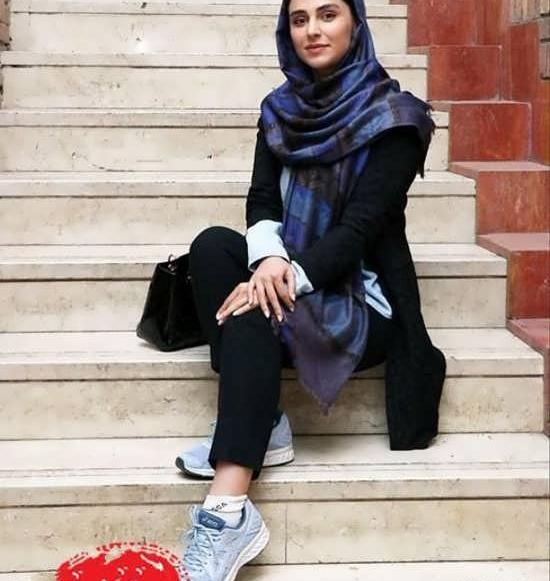 ژست عکس روی پله خانه