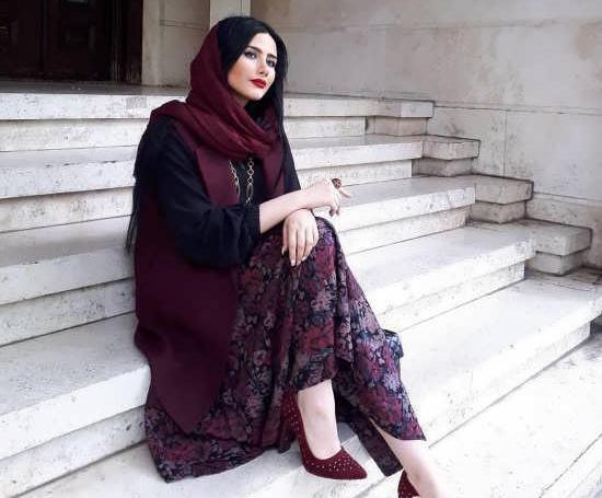 ژست عکس گرفتن روی پله