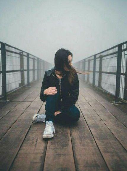 ژست عکس کنار دریا زنانه