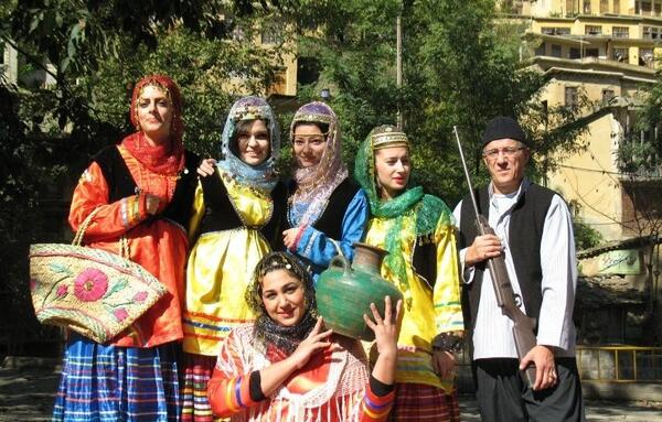 ژست عکس با لباس محلی