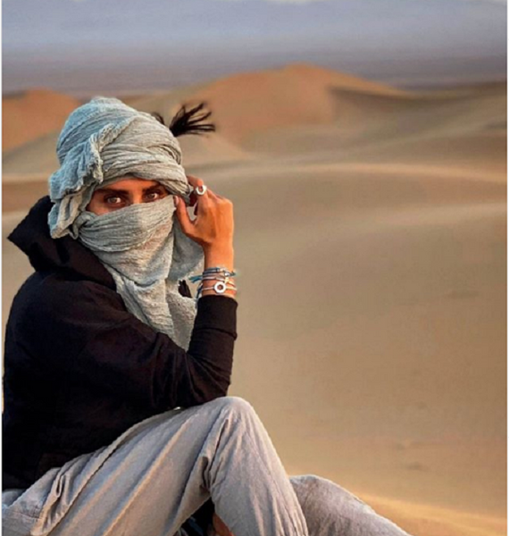 ژست عکس هنری در کویر