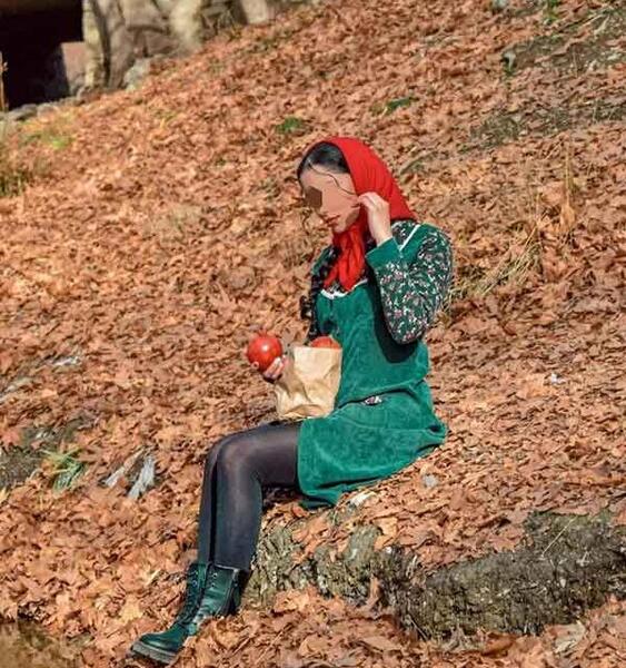 ژست عکس یلدایی در طبیعت