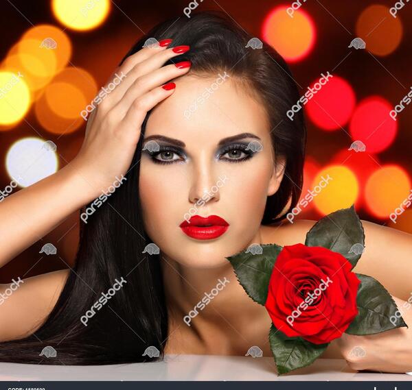 ژست عکس ناخن با گل