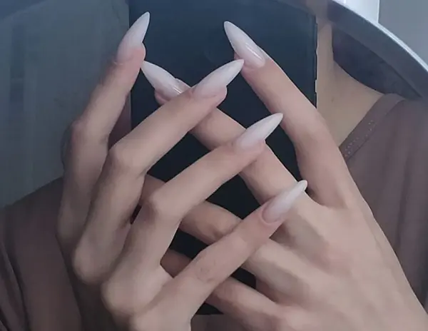 ژست عکس ناخن با گل