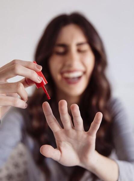 ژست عکس ناخن با لاک