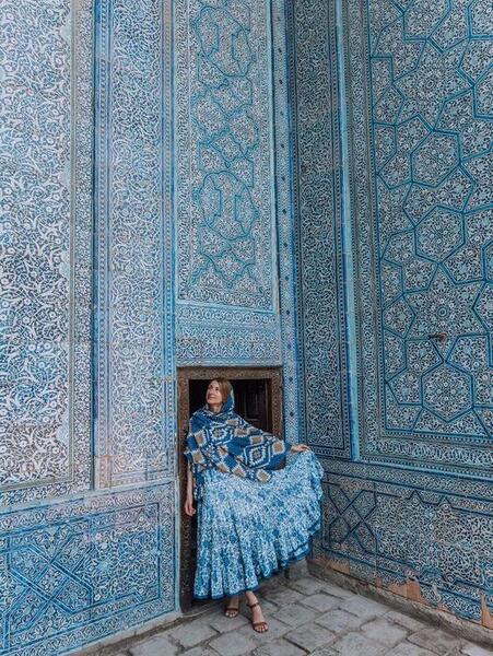 ژست عکس با در قدیمی