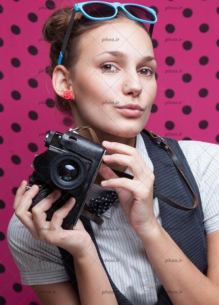 ژست عکس با در قدیمی