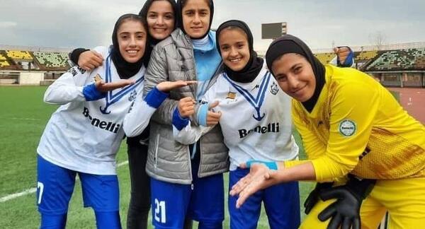 ژست عکس با لباس فوتبالی