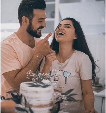 ژست عکس عاشقانه در کافه