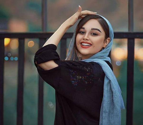 ژست عکس دست روی صورت