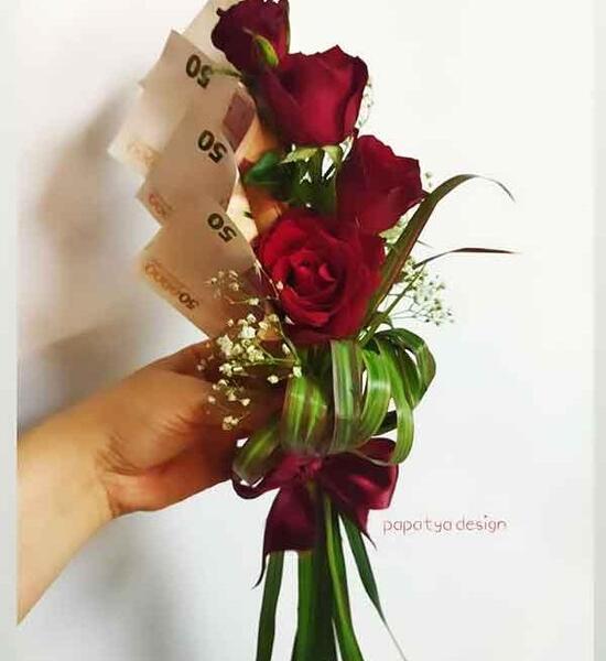 ژست عکس با شاخه گل
