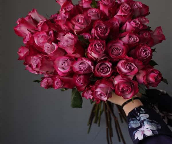 ژست عکس با یه شاخه گل