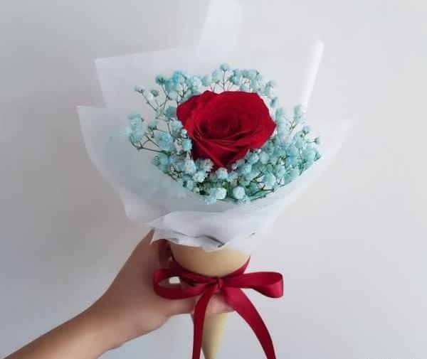 ژست عکس با یه شاخه گل