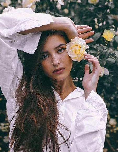 ژست عکس با یه شاخه گل