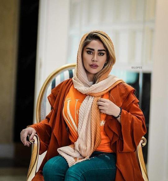 ژست عکس گرفتن رو صندلی