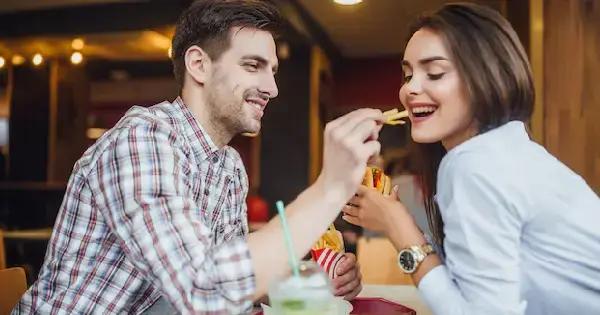 ژست عکس روی صندلی کافه