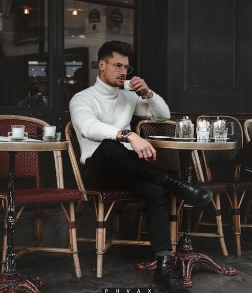ژست عکس روی صندلی کافه