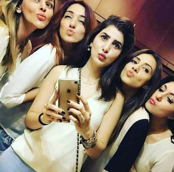 ژست عکس دونفره سلفی رفیق