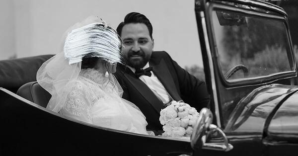 ژست عکس سلفی در ماشین