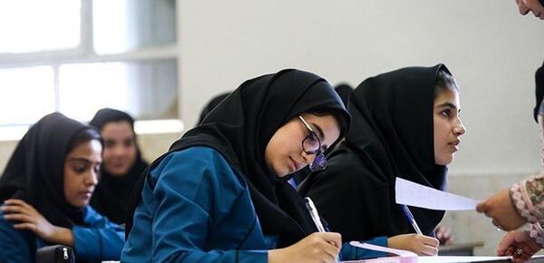 عکس از کلاس خالی