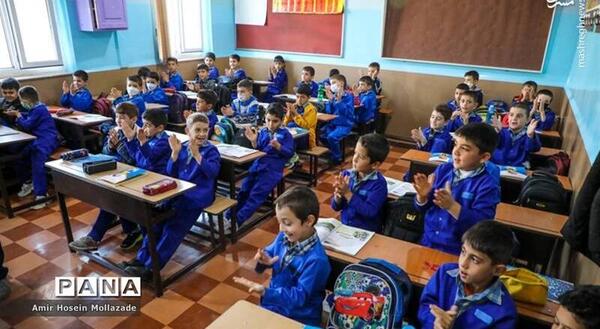 عکس مدرسه با دانش آموزان