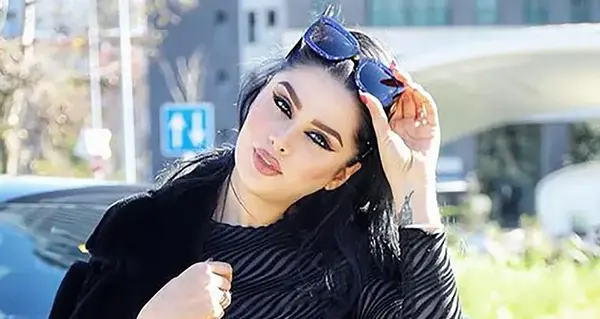 عکس بی آرایش دنیا جهانبخت