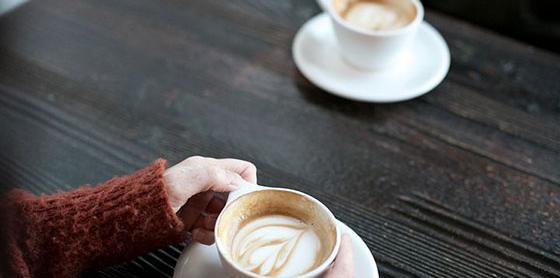عکس پاییز با قهوه