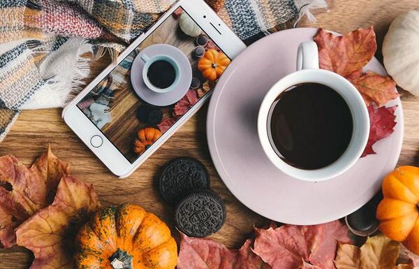 عکس پاییز با قهوه