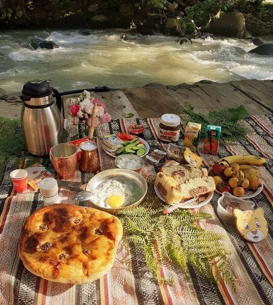 عکس صبحانه در طبیعت پاییزی