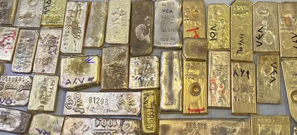 عکس خام طلایی