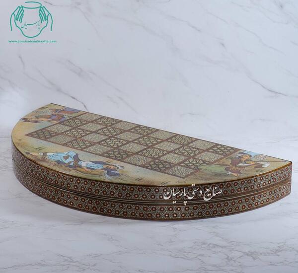 یه قاب عکس خالی کنار تخته