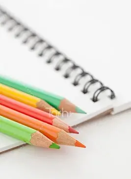 عکس بک گراند مداد رنگی