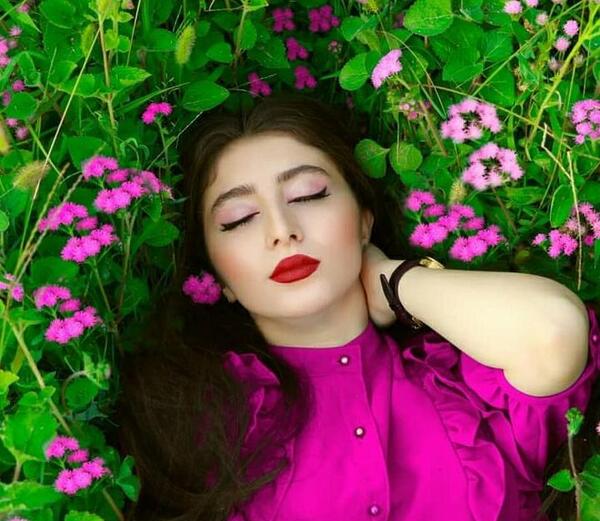 ژست عکس روز دختر در طبیعت