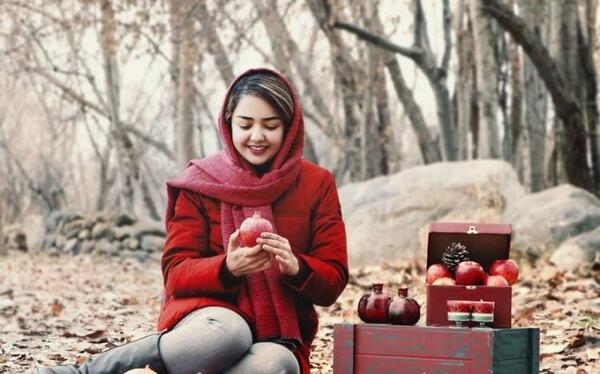 ایده ژست عکس یلدایی