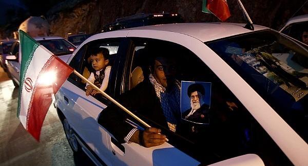 عکس خامنه ای در ماشین