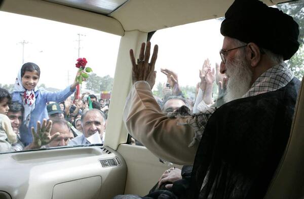 عکس خامنه ای در ماشین