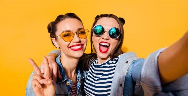 ایده ژست عکس دونفره دخترانه