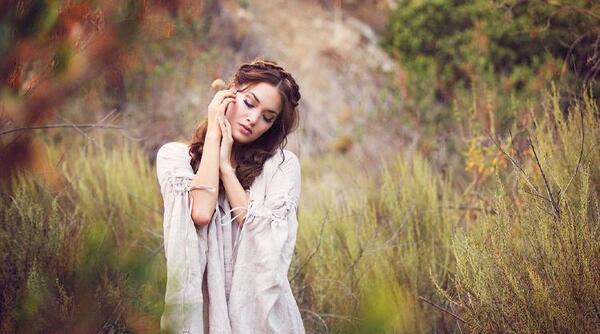 ژست عکس نشسته روی نیمکت