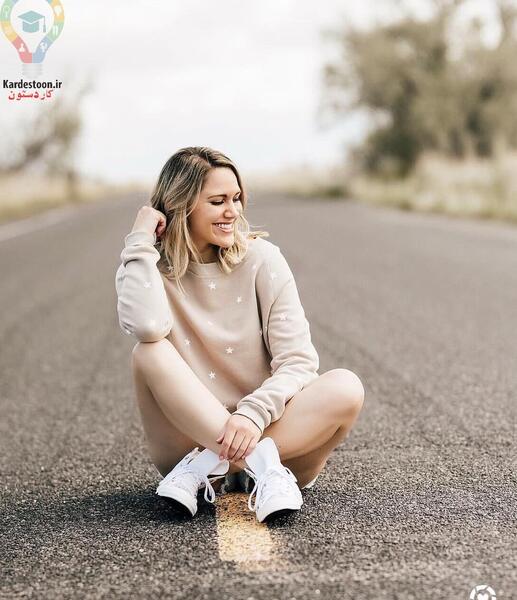 ژست عکس ایستاده دختر
