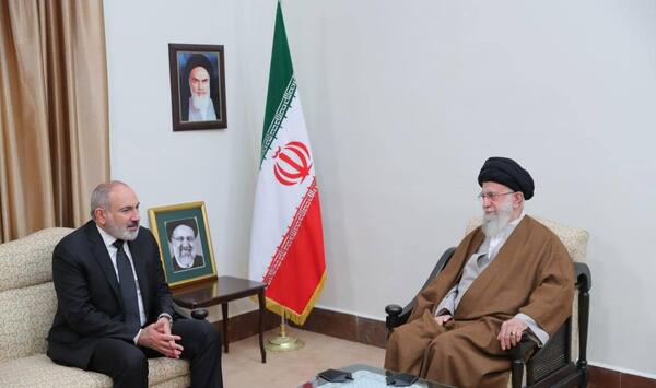 عکس ایستاده شهید رئیسی