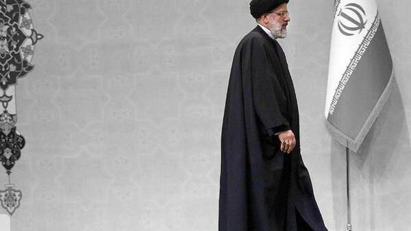 عکس ایستاده ابراهیم رئیسی