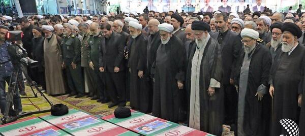 عکس ایستاده از رئیسی