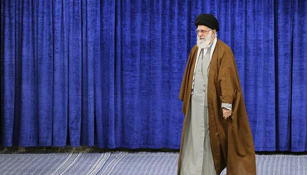 عکس ایستاده امام خامنه ای