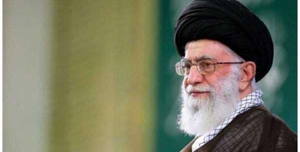 عکس ایستاده امام خامنه ای