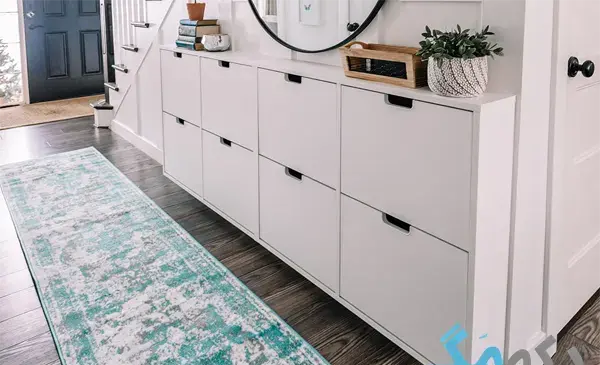 عکس از جاکفشی ایستاده