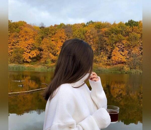 عکس پروفایل دختر ایستاده