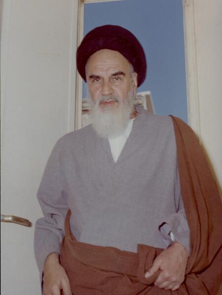 عکس ایستاده از امام خمینی